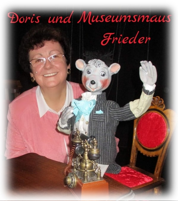 Doris mit Frieder der Museumsmaus